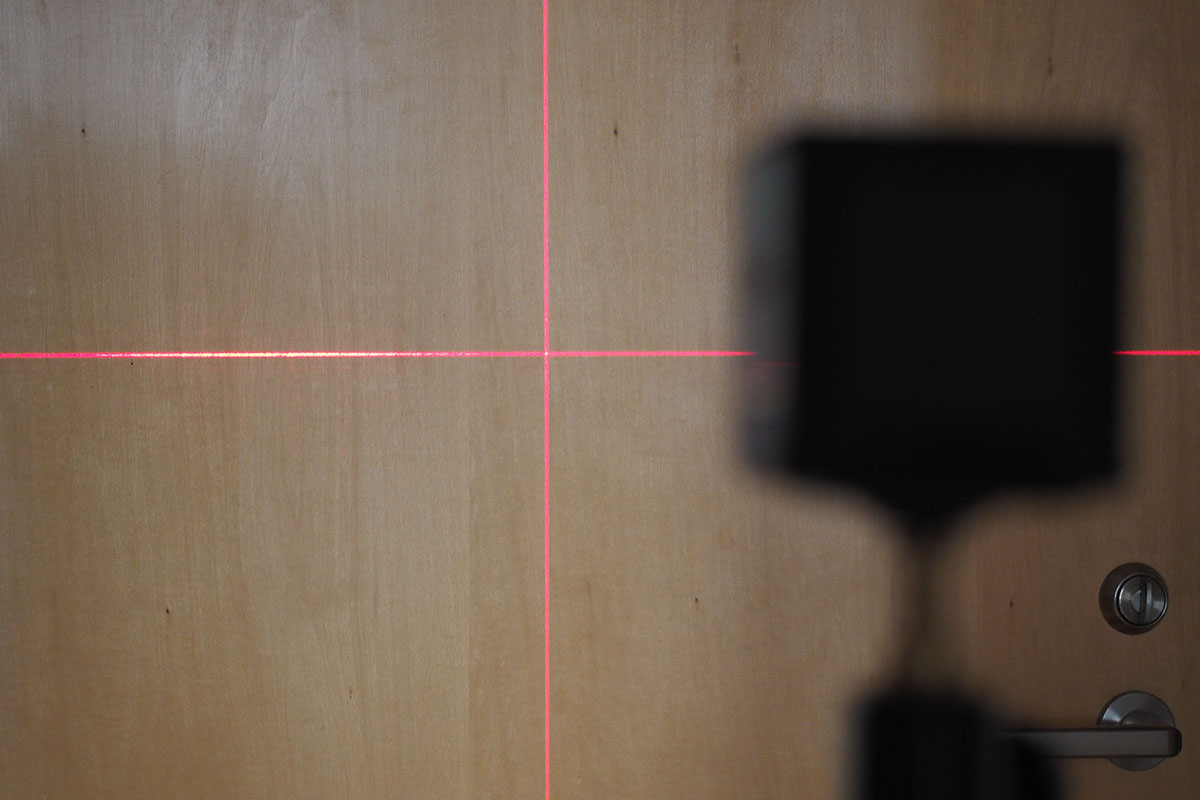 レーザーは水平垂直が組み合わさったクロスラインのみ照射される仕様。マルチマウントクリップを使うと、テーブルや棚など「挟むことのできる取っ掛かり」に設置でき、そこから照射できます。