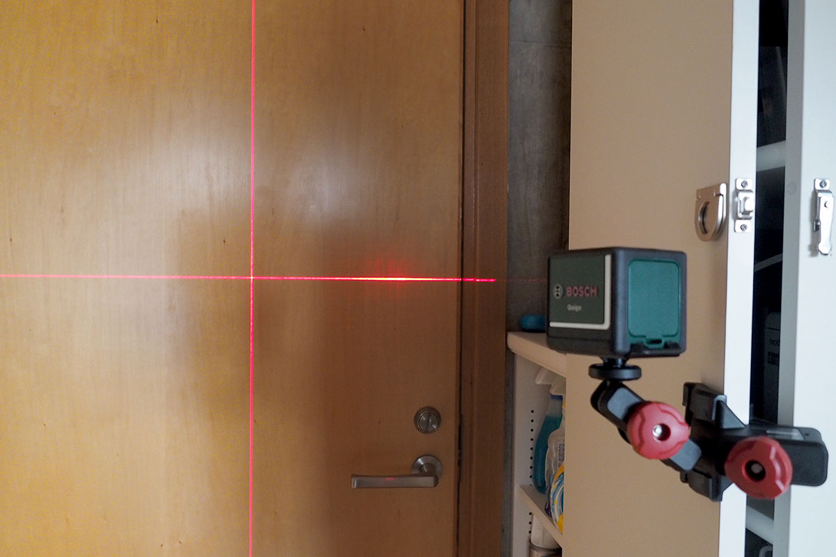 レーザーは水平垂直が組み合わさったクロスラインのみ照射される仕様。マルチマウントクリップを使うと、テーブルや棚など「挟むことのできる取っ掛かり」に設置でき、そこから照射できます。
