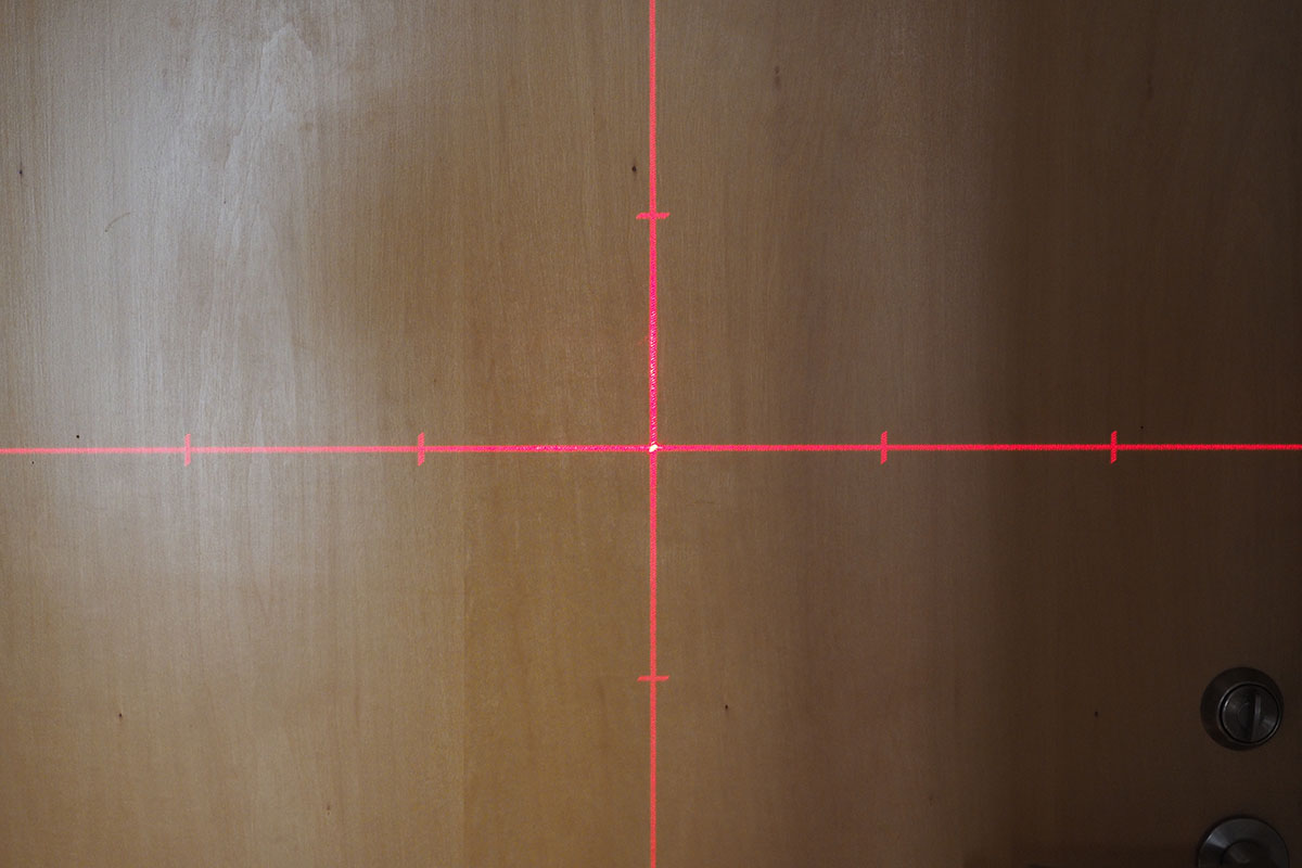 「Quigo Plus」でレーザーを照射した様子。壁などに向かって真正面から照射すると、マーキングポイントが等間隔で投影されます。真正面からでないと、マーキングポイントは等間隔にはなりません。