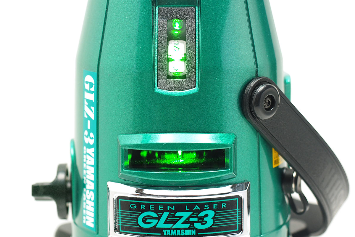 本体は「GLZ-3」というレーザー墨出し器で、グリーンレーザーを投影できます。単3形アルカリ電池×3本仕様で約9時間使えるほか、付属ACアダプターでも使えます。凄い値引率でしたが、特に問題なく、非常に高いコストパフォーマンスだと感じられました。