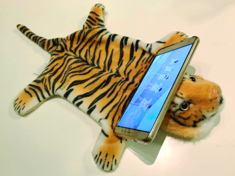 スマホを頭部にもたせかけてムービーを見るのにも適している