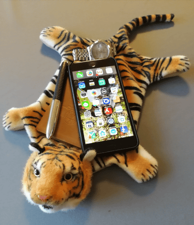 プチ豪華な“虎の剥製風”スマホ置き場 - ケータイ Watch