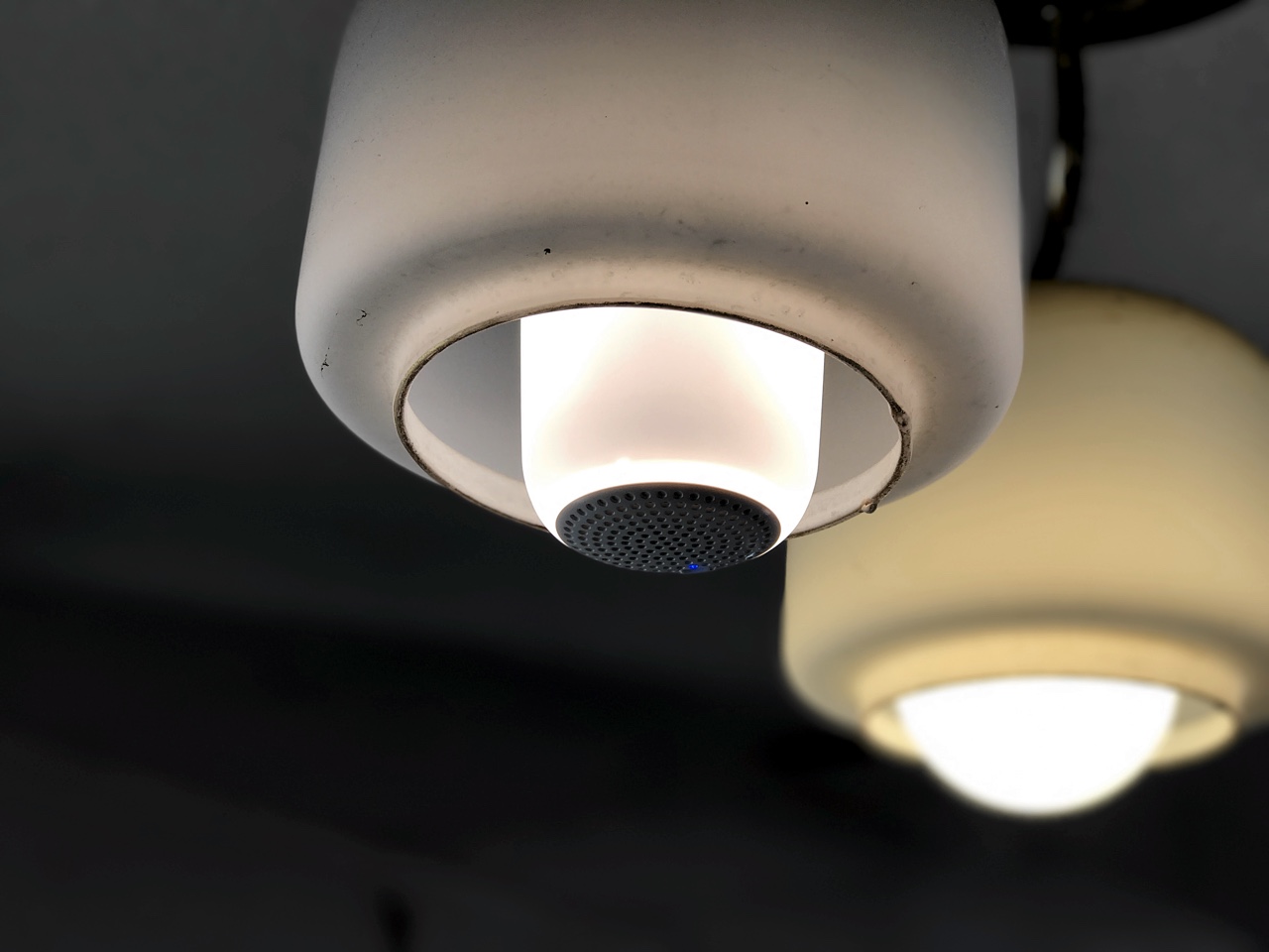 眩しすぎず柔らかな光と音が部屋に広がりますが、電気を点けていないと当然スピーカーとして働きません