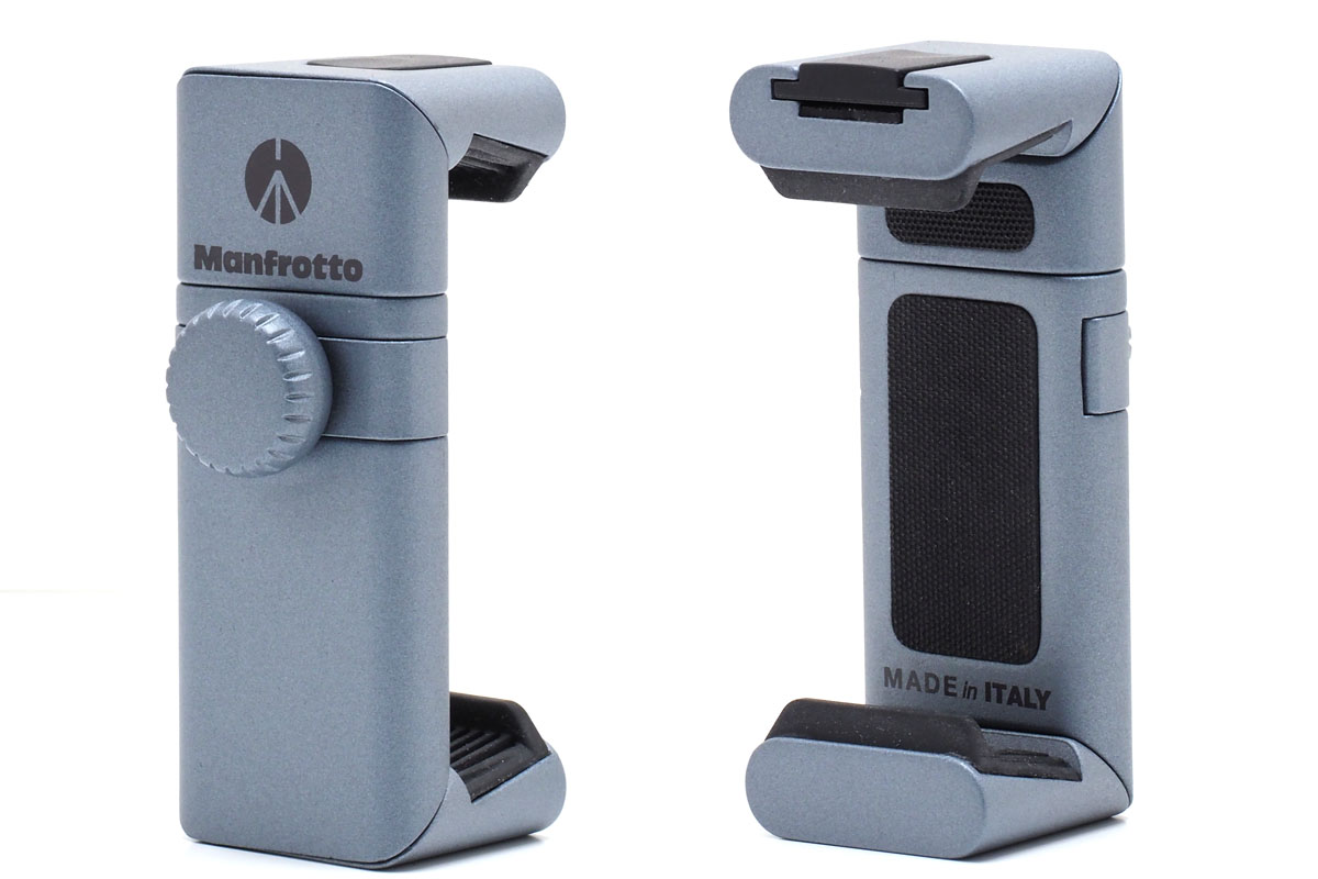 マンフロットの「TwistGrip スマートフォンアダプター」。こんなふうに変形するアルミ製のスマートフォンホルダーです。伸ばした状態では長さ10.8×幅3cmで、ネジを含んだ厚さは1.8cm。質量は80g。