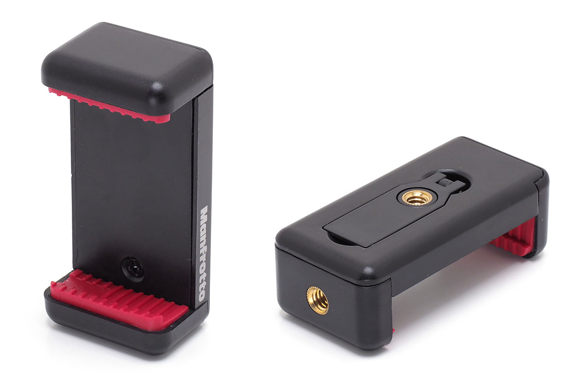 ちなみに、樹脂製の「スマートフォン用三脚アダプター」（<a href="https://www.manfrotto.jp/universal-smartphone-clamp-with-thread-connections" class="n" target="_blank">公式ページ</a>）という製品もあります。こちらはバネ式で、底面と背面に三脚ネジ穴があります。簡易的なスタンド機能も。メーカー価格は税別1500円。