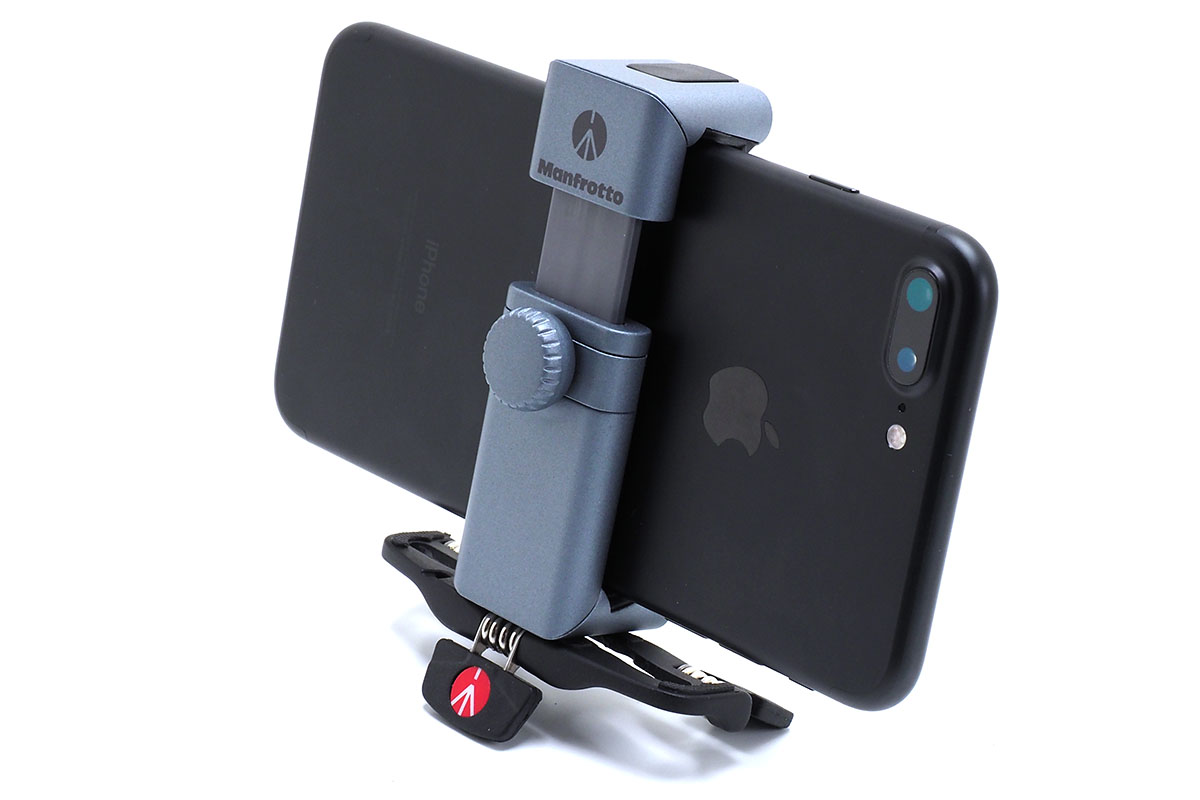 「POCKET三脚S」は、角度調節の自由度はあまり高くありませんが、大きめのスマートフォンでも自立させられます。