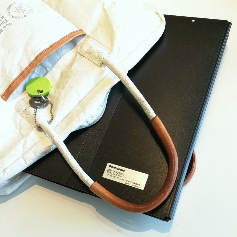 一般的なブリーフケースに収納可能だ