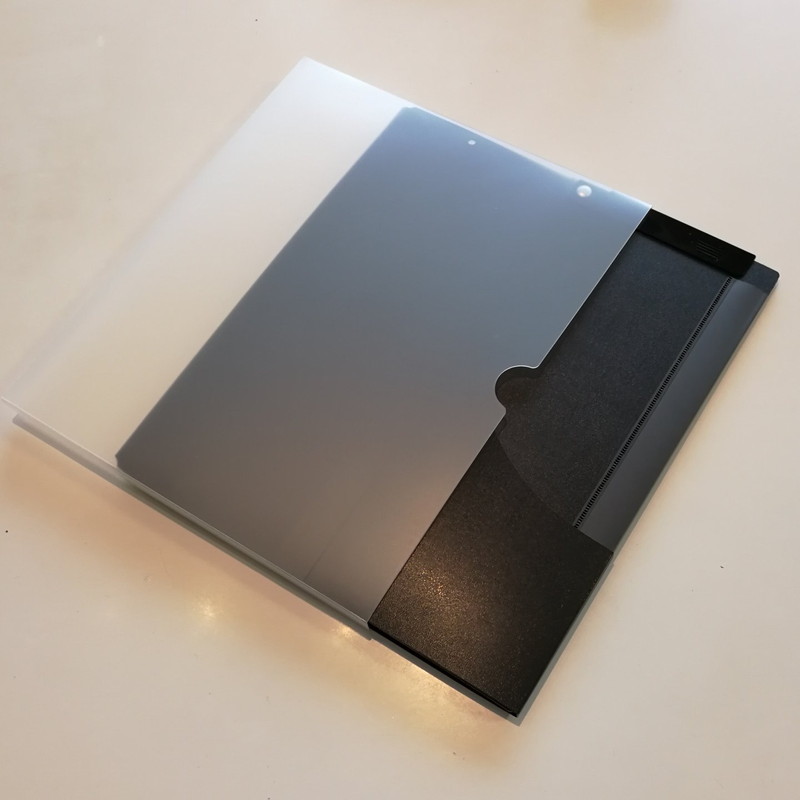 折りたたむとA4バインダーサイズの約450gで持ち歩きも容易