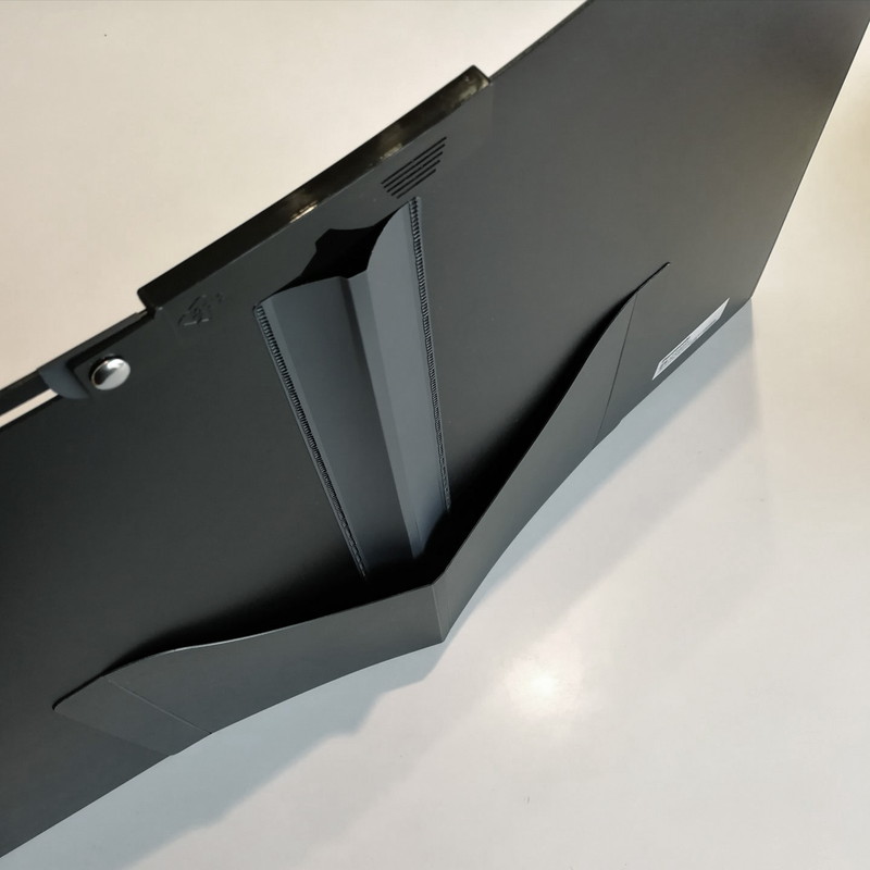 開くと背面に転倒防止の機構が出てくるが、どうしても180度開かない