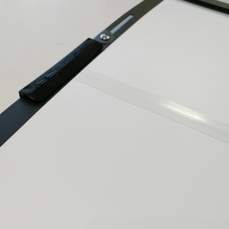 逆反りさせて180度開こうとしたら、スクリーン上部が割れてしまった。スライドさせてスクリーンを180度開く目的のスライドバーもほとんど役に立たない