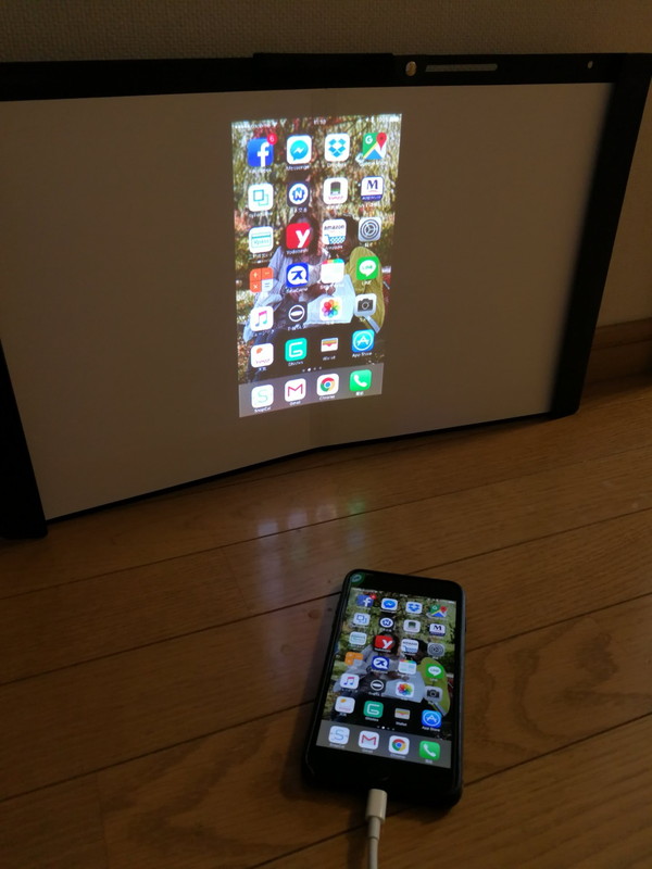 スクリーン中央には折り目があるが、角度によっては目立たない