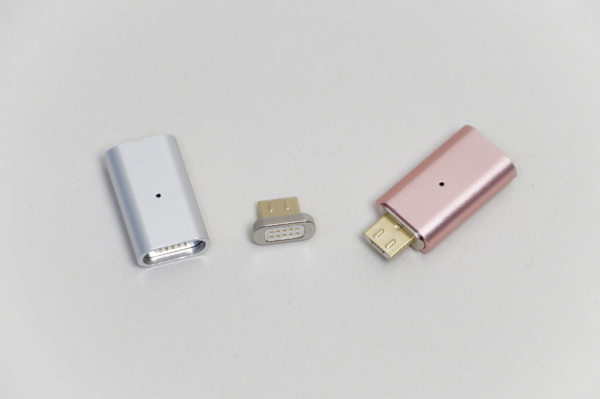 上海問屋が取り扱うマグネット式USBアダプター。2色あり、両方とも購入した