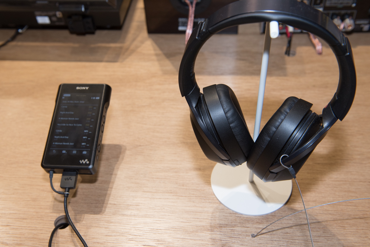 こちらはハイレゾ対応のウォークマンとワイヤレスヘッドホン