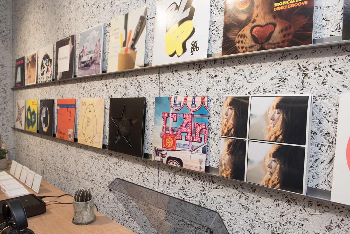 アナログレコードのジャケットも多数展示