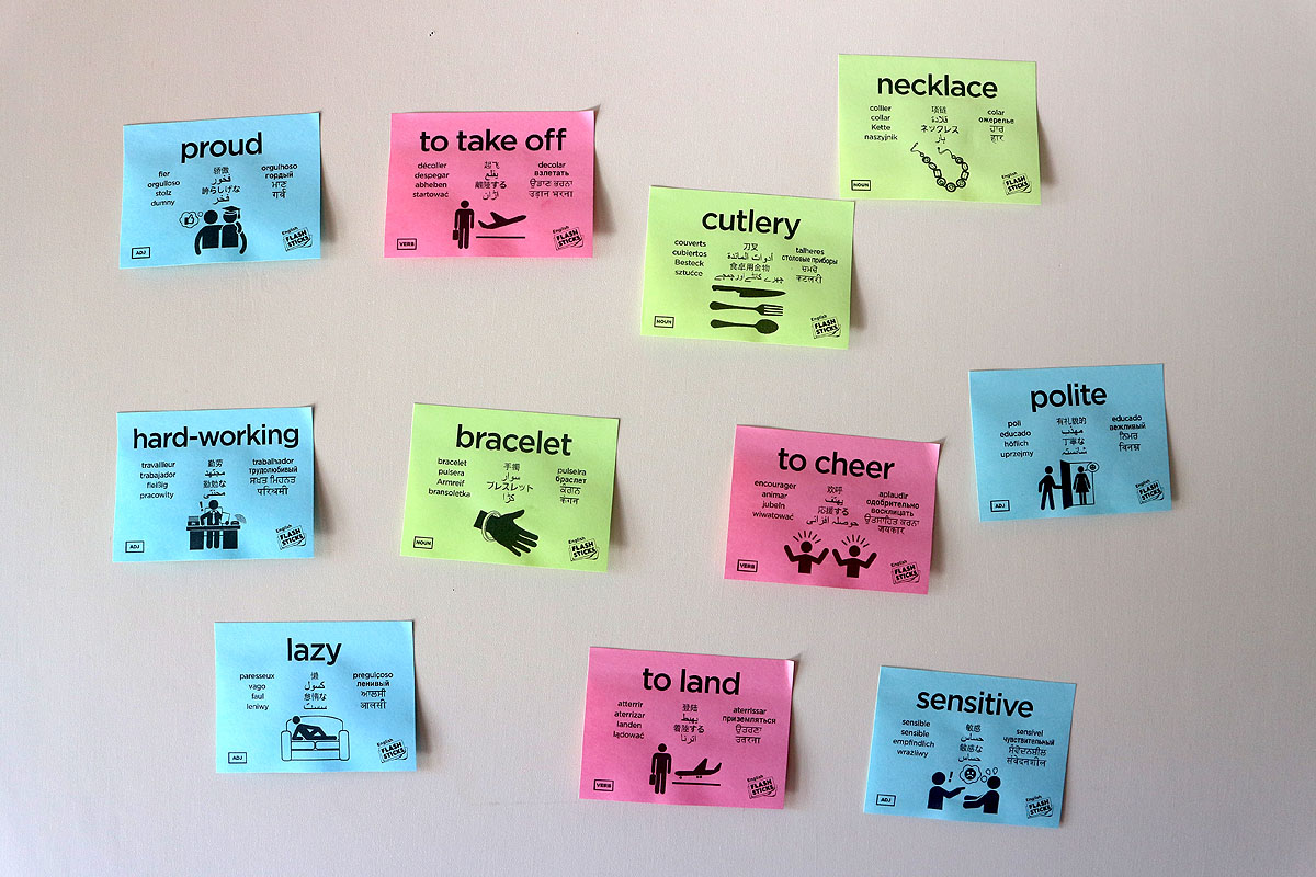 英語版は動詞はピンク、形容詞は青、名詞は緑というように、付箋の色が違う