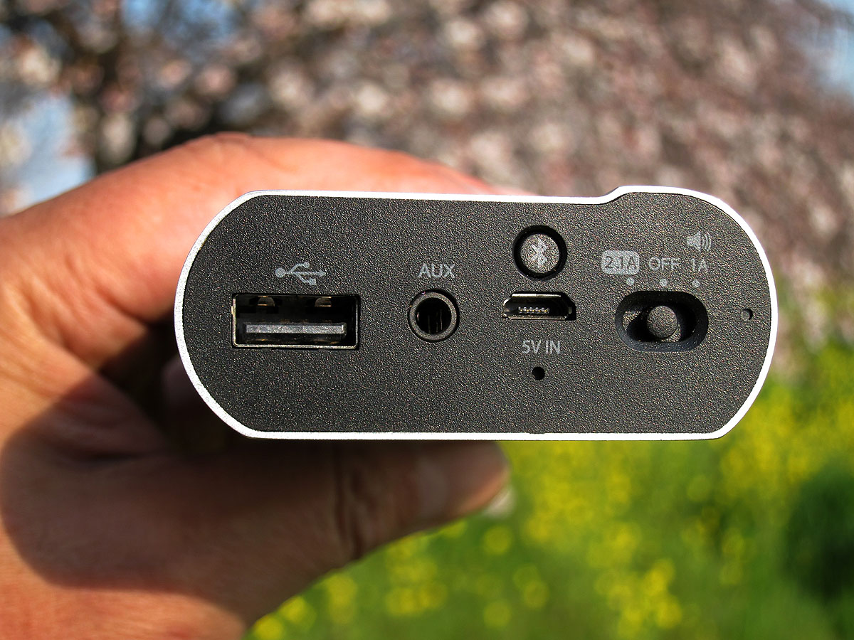 筐体の上部には出力用と給電用のUSB端子、AUX入力用ジャックを備える。本体のON/OFFは手動。丸いボタンはBluetoothペアリングの際に押して使う