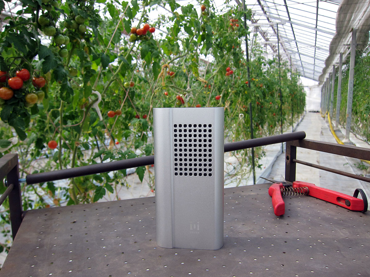 トマト農家の手伝いに行ったときにビニールハウスの中で使ってみた。反響のおかげもあるが15ｍほど離れても十分な音量で聴くことができた