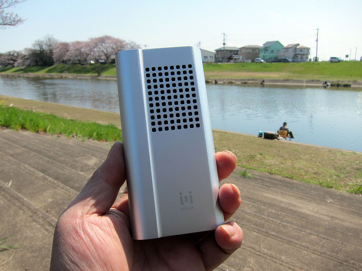 のどかな河川敷では、ボリューム半分くらいで音楽を流しながら一服。こういった場所ではイヤホンじゃなくスピーカーで聴きたくなる