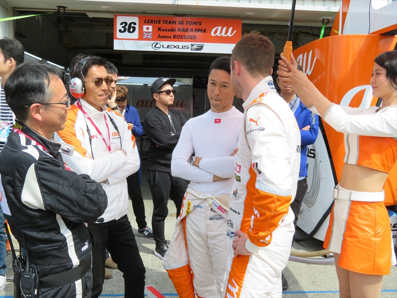 決勝直前にピットガレージ前で話し合うチーム関係者