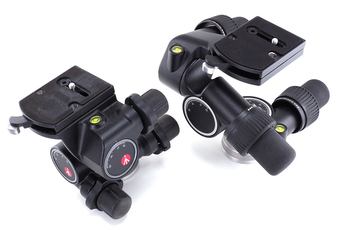 マンフロットのギア雲台各種。左が「ギア付きジュニア雲台 410」で、質量1.22kg・耐荷重5kg、マンフロット直販価格は税込3万1104円です。右が「ギア付きプロ雲台 405」で、質量1.6kg・耐荷重7.5kg、マンフロット直販価格は税込6万8256円。どちらも三脚の上に装着し、その上にカメラをセットするための「台座」です。