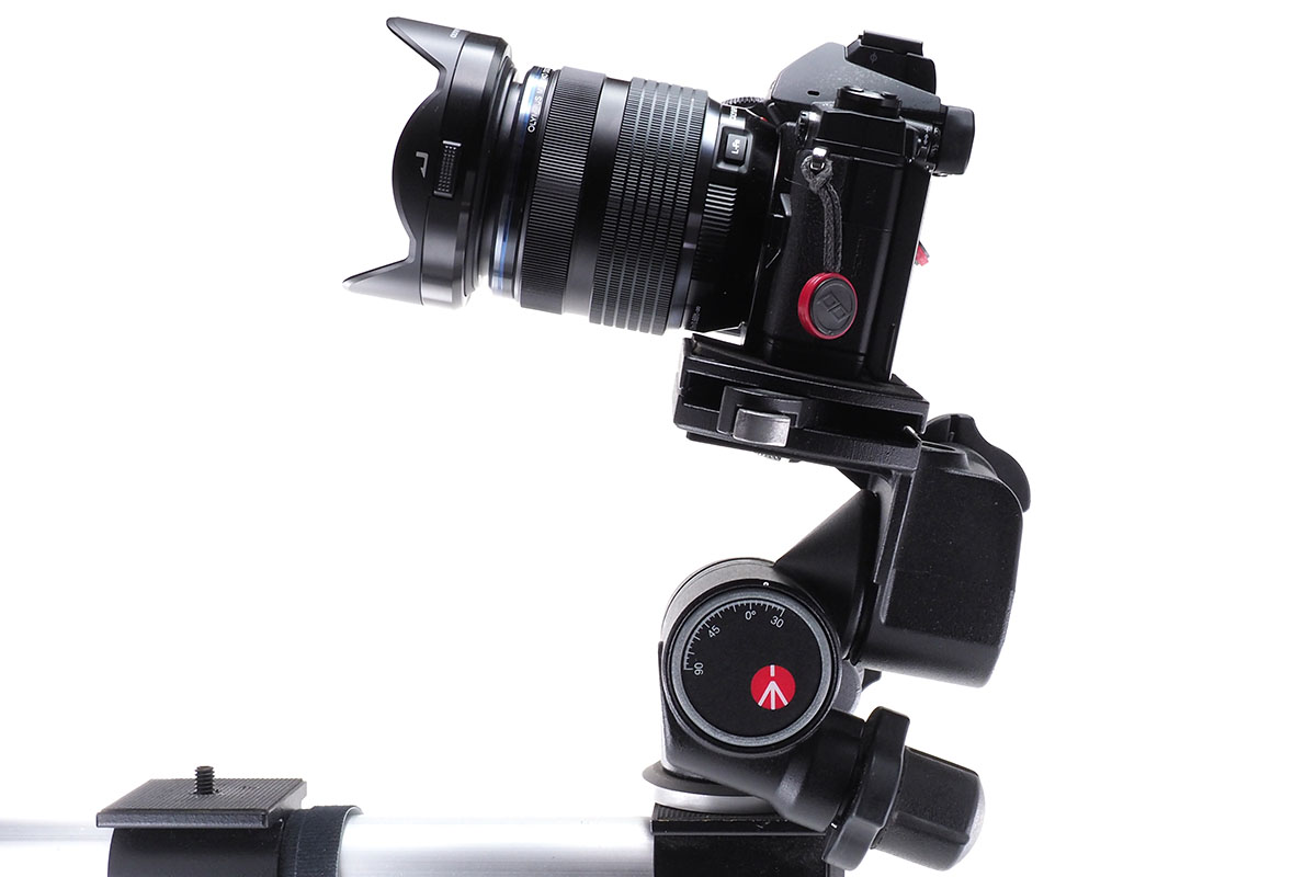 レンズの上下角度（フロントティルト）を微調節している様子。調節範囲は-30°～＋90°です。レンズを真下に向けることもできます。