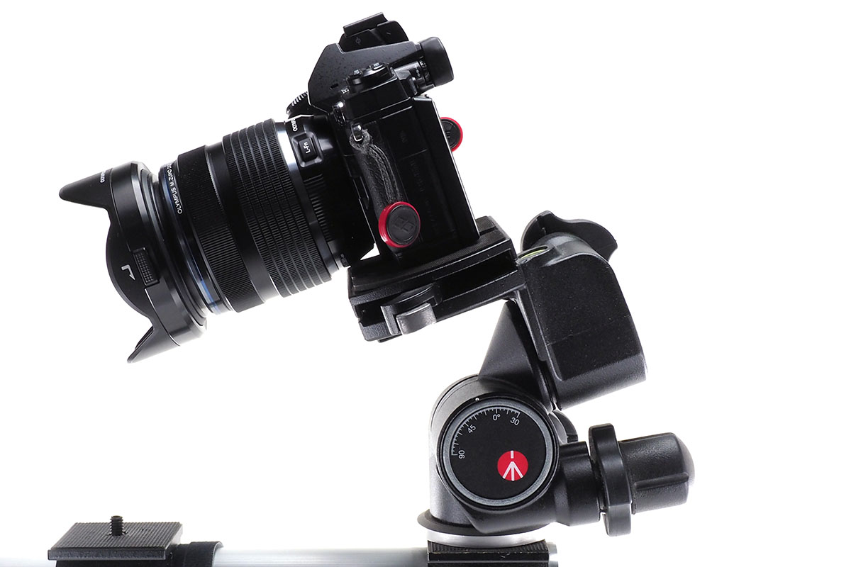 レンズの上下角度（フロントティルト）を微調節している様子。調節範囲は-30°～＋90°です。レンズを真下に向けることもできます。