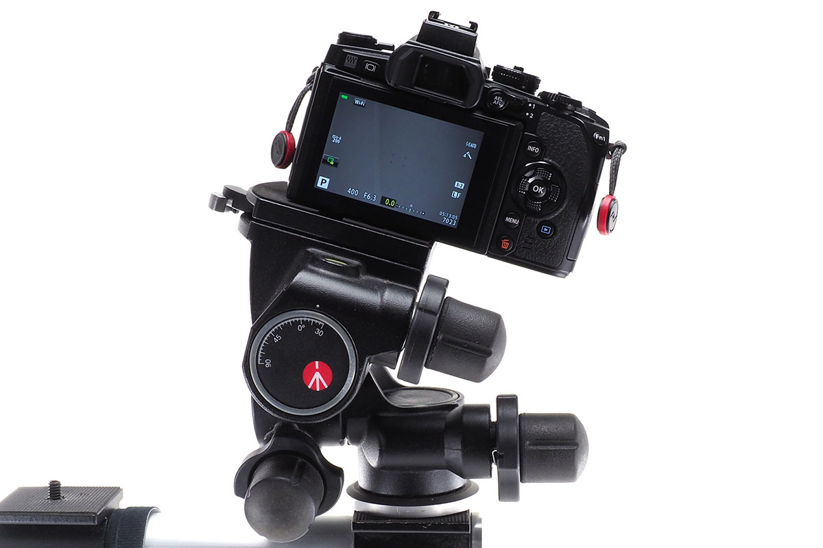 カメラの左右の傾き（側方ティルト）を微調節している様子。調節範囲は-90°～+30°です。カメラを縦位置にすることもできます。