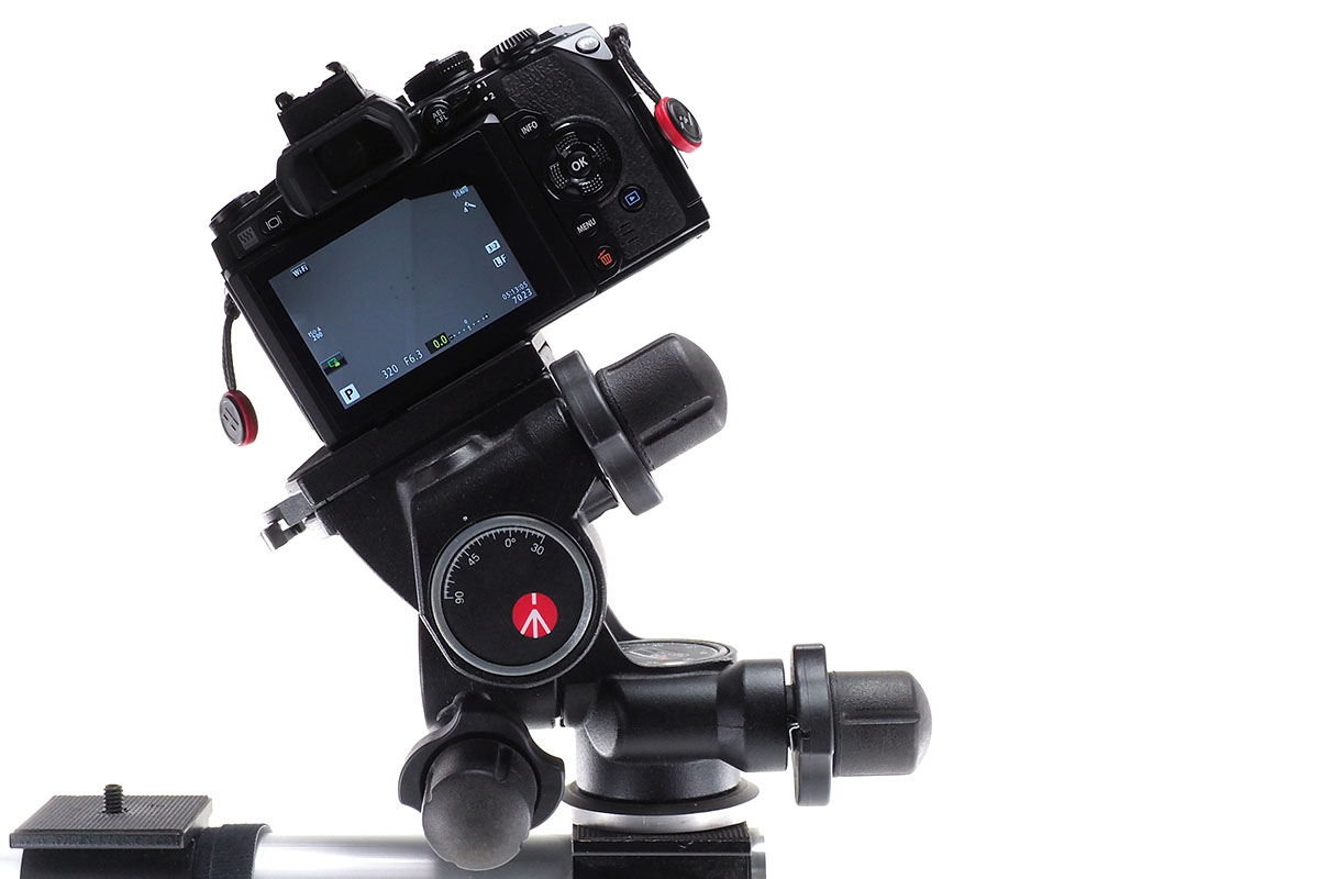 カメラの左右の傾き（側方ティルト）を微調節している様子。調節範囲は-90°～+30°です。カメラを縦位置にすることもできます。