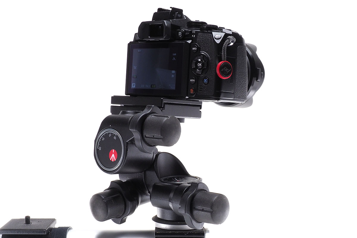 カメラの水平方向の向き（パン）を微調節している様子。360度の回転が可能です。