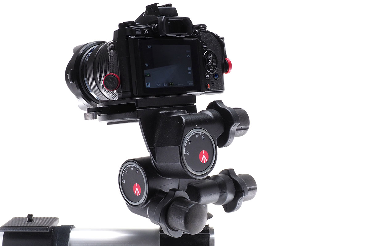 カメラの水平方向の向き（パン）を微調節している様子。360度の回転が可能です。