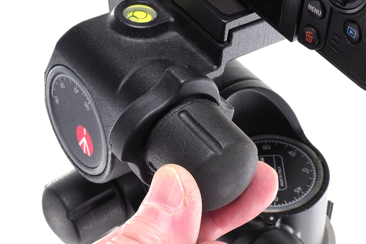 ノブの回転で微調節でき、ノブ根元をひねればロックが外れて一気に角度を変えることも可能。