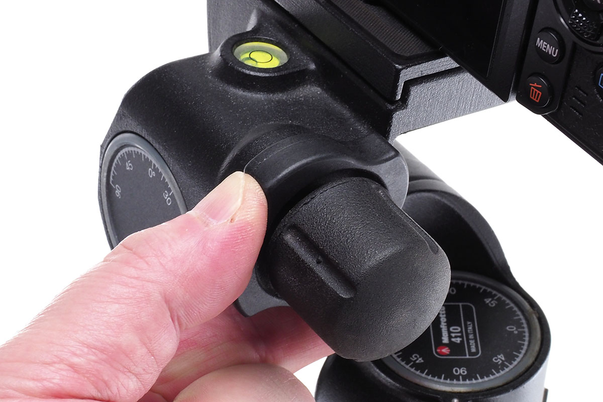 ノブの回転で微調節でき、ノブ根元をひねればロックが外れて一気に角度を変えることも可能。