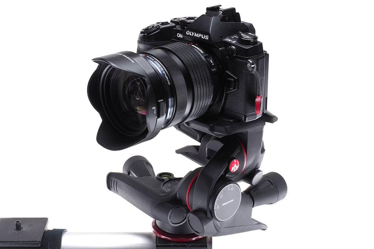 マンフロットの「XPROギア雲台」。質量750g・耐荷重4kgと、同社のギア雲台のなかでは最軽量の製品です。マンフロット直販価格は税込2万5920円。