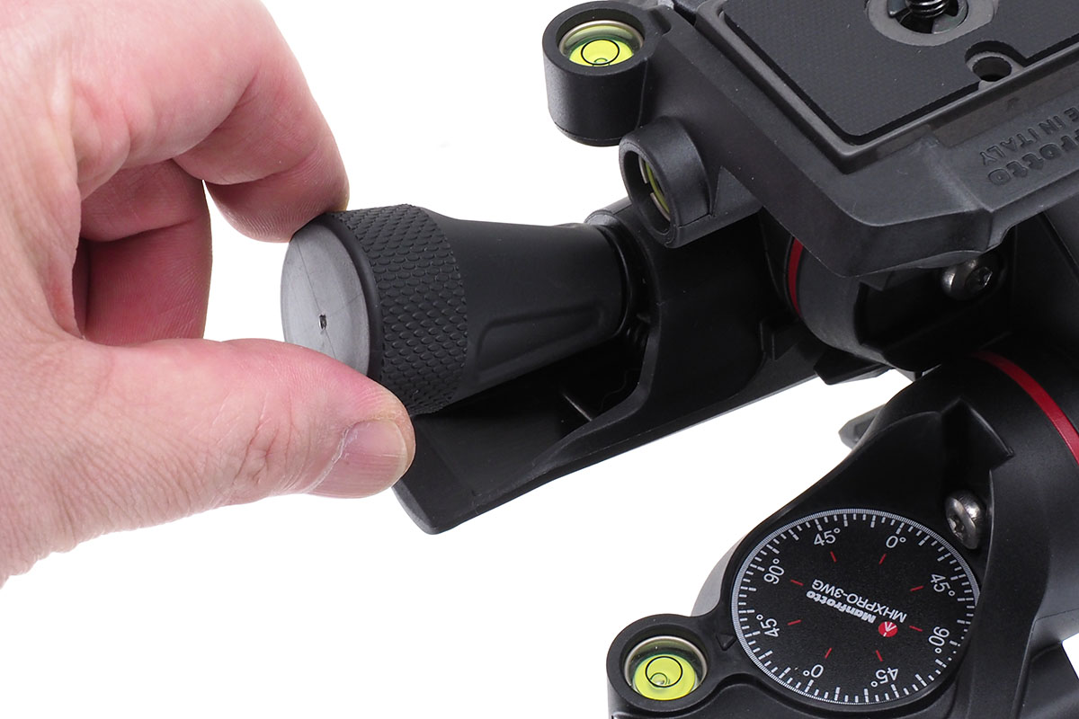 ノブを回せば角度の微調節ができます。ノブ近くのレバーをつまむようにすると、ロックが外れて角度を一気に動かせます。