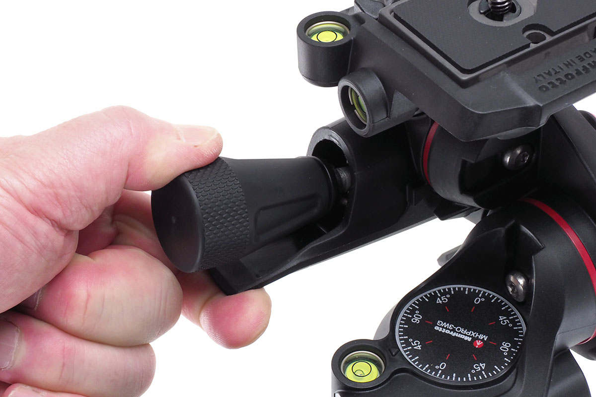 ノブを回せば角度の微調節ができます。ノブ近くのレバーをつまむようにすると、ロックが外れて角度を一気に動かせます。