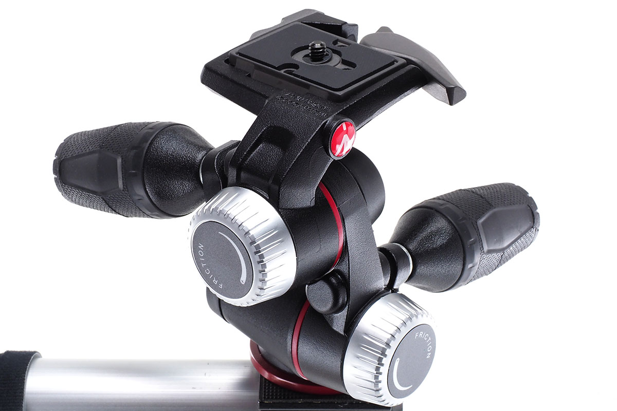 マンフロットの「XPRO3ウェイ雲台」。質量1kg・耐荷重8kgの、ギア雲台ではないわりとフツーの雲台です。マンフロット直販価格は税込1万5552円です。