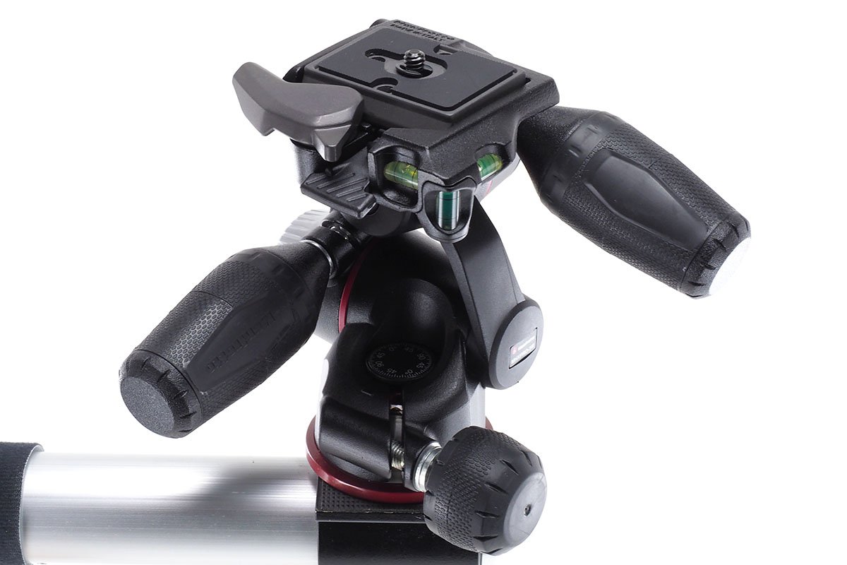 マンフロットの「XPRO3ウェイ雲台」。質量1kg・耐荷重8kgの、ギア雲台ではないわりとフツーの雲台です。マンフロット直販価格は税込1万5552円です。