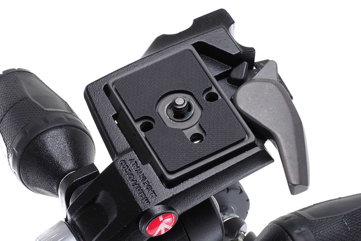 カメラを載せた様子。クイックプレートは前出の「XPROギア雲台」と同じタイプの「200PL-14」です。