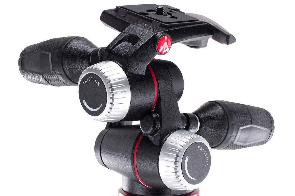 丸いノブを回すと「フリクション」が機能し、ハンドルを緩めたときの関節の動きの滑らかさ・硬さを変化させられます。ハンドルは伸縮式で、移動時などは縮めてコンパクトにできます。