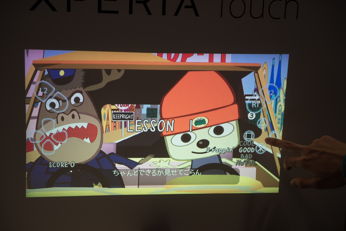 PS4と連携しゲームのディスプレイにも。コントローラーのほか画面に表示されるボタンもタッチできる