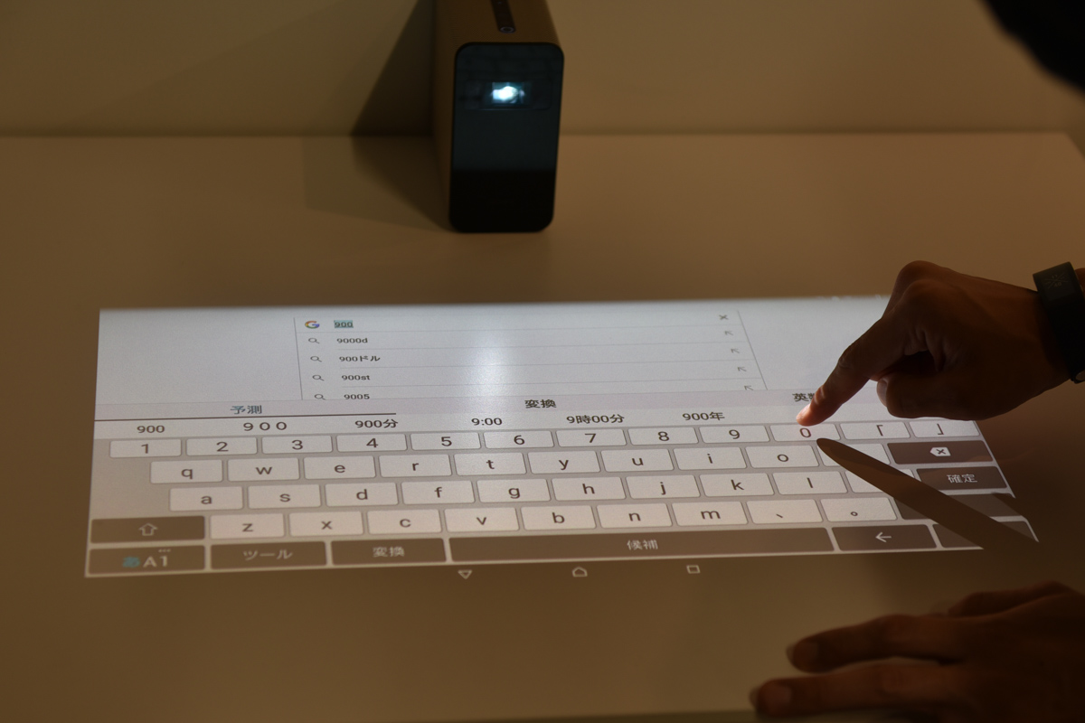 PS4と連携しゲームのディスプレイにも。コントローラーのほか画面に表示されるボタンもタッチできる