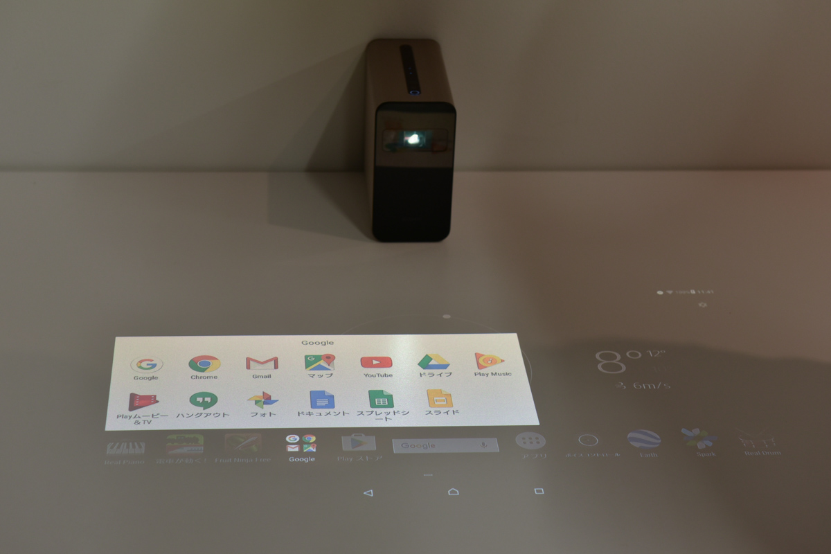 PS4と連携しゲームのディスプレイにも。コントローラーのほか画面に表示されるボタンもタッチできる