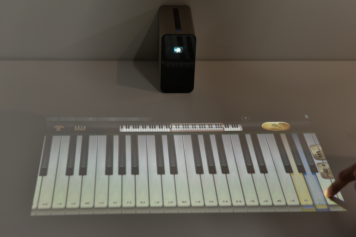 PS4と連携しゲームのディスプレイにも。コントローラーのほか画面に表示されるボタンもタッチできる