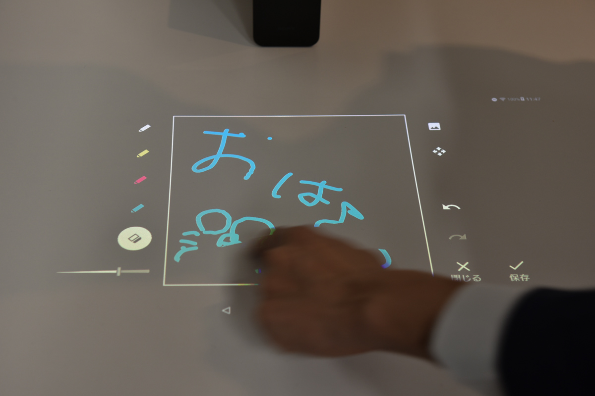 PS4と連携しゲームのディスプレイにも。コントローラーのほか画面に表示されるボタンもタッチできる