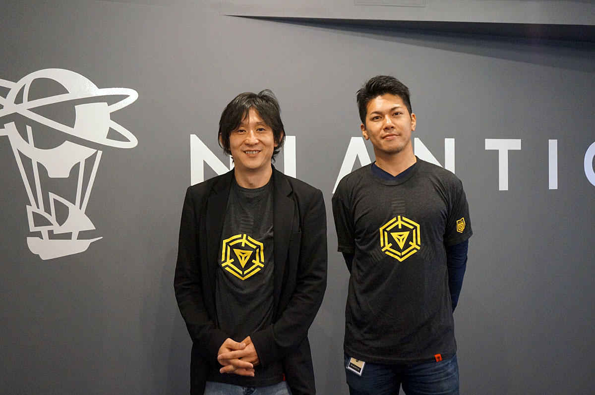 ナイアンティック川島氏（左）と須賀氏（右）。2人が着ているのは、記事中に出てくる特別なTシャツ