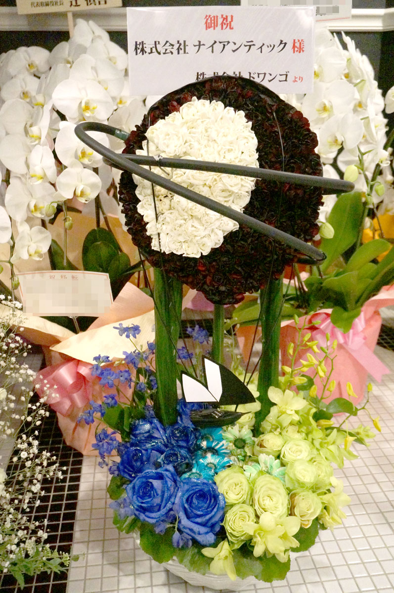 ドワンゴから贈られたという花はナイアンティックのロゴを模したもの