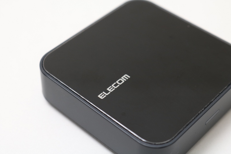 上のエレコムのロゴにNFC付きのスマートフォンをかざすとNFCでBluetoothで接続接続完了