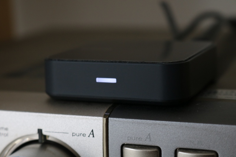 ペアリングし、接続がされた場合は機器に白LEDが点灯。ペアリングがなされてない場合はゆっくりと点滅