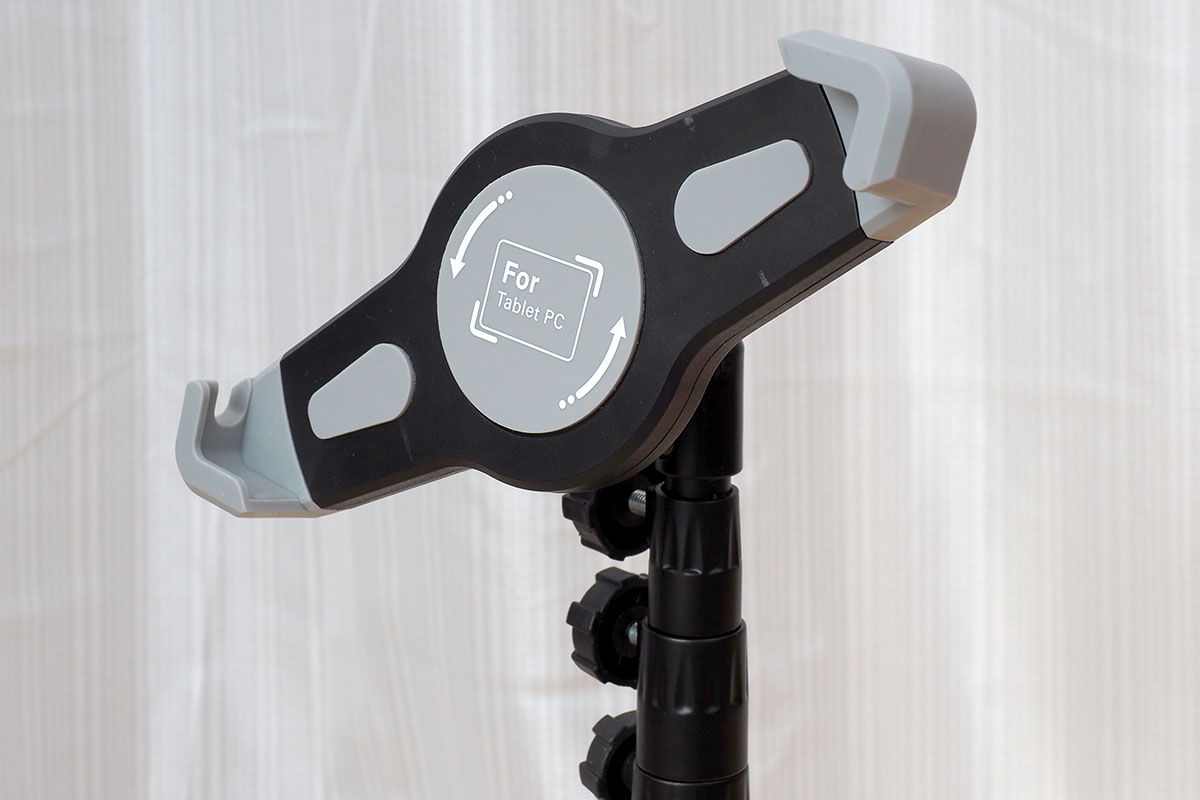 スタンド＋タブレットホルダーという感じの製品で、タブレットの対角をホールドできるのでなかなか安定的に使えます。高さは60～150cmまで調節可能。タブレットの傾きも調節できます。Amazonにて3000円くらいで購入しましたが、現在は現在は在庫切れ・入荷予定なしの状態になっていました。