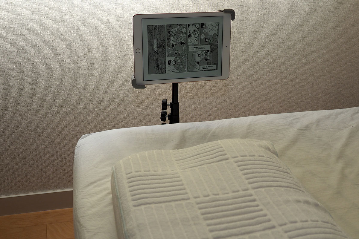 ベッドサイドに設置した様子。寝ながら画面を見ることができます。寝た状態で画面を横位置・縦位置に変えることができ、なかなか快適♪